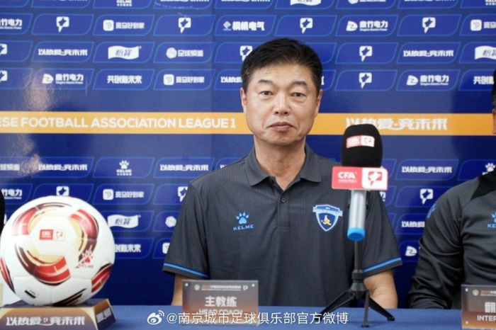 今天晚上,主教练金钟夫携队员黄鹏出席了赛前新闻发布会.