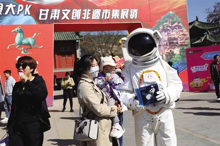 烫 周靖博 摄周五的天水伏羲庙广场,头顶是灿烂千阳,身边是人头攒动