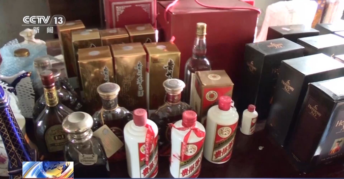 在朱某的家中,缉私民警现场查获涉嫌走私进口的国产白酒和洋酒42瓶.