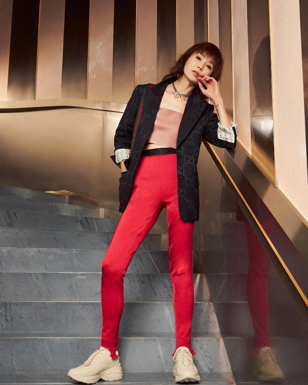 无滤镜素颜曝光60岁真实状态,瘦成纸片人|张曼玉_新浪新闻