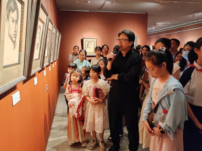 近300名市民走进莞城美术馆,与名家一起看展览|莞城美术馆|靳尚谊