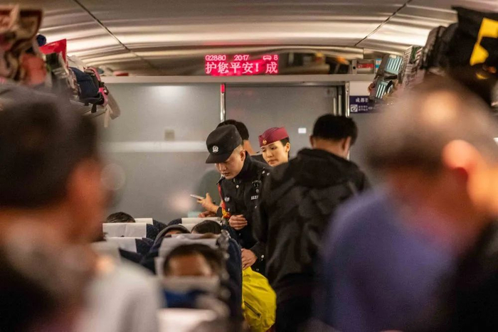 2月17日，在G2880次列车上，重庆铁路公安处乘警与重庆客运段列车长在车厢内巡视。胡勇 摄