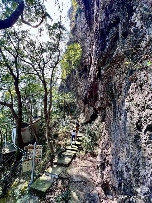 桃江十三渚风景区位于临海市桃渚镇,东临东海,北界三门,南距台州市区