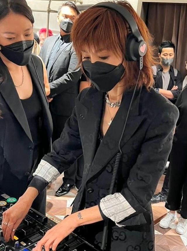 无滤镜素颜曝光60岁真实状态,瘦成纸片人|张曼玉_新浪新闻