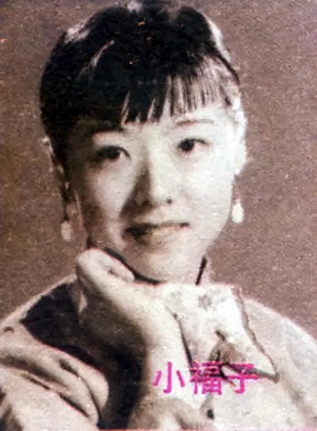 而"刘四爷"的扮演者呢,北影厂推荐了从上海戏剧学院毕业后被分配到