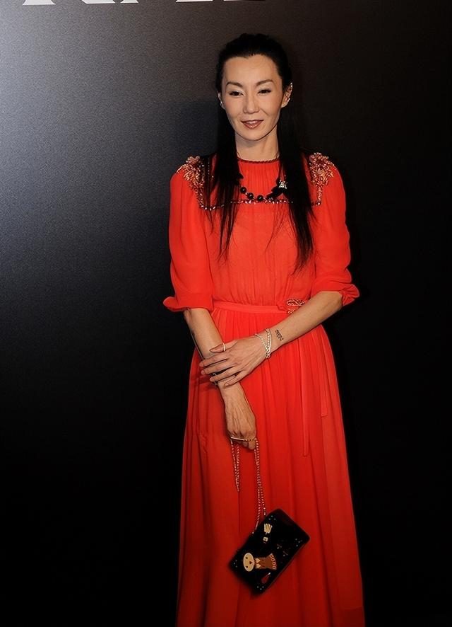 无滤镜素颜曝光60岁真实状态,瘦成纸片人|张曼玉_新浪新闻