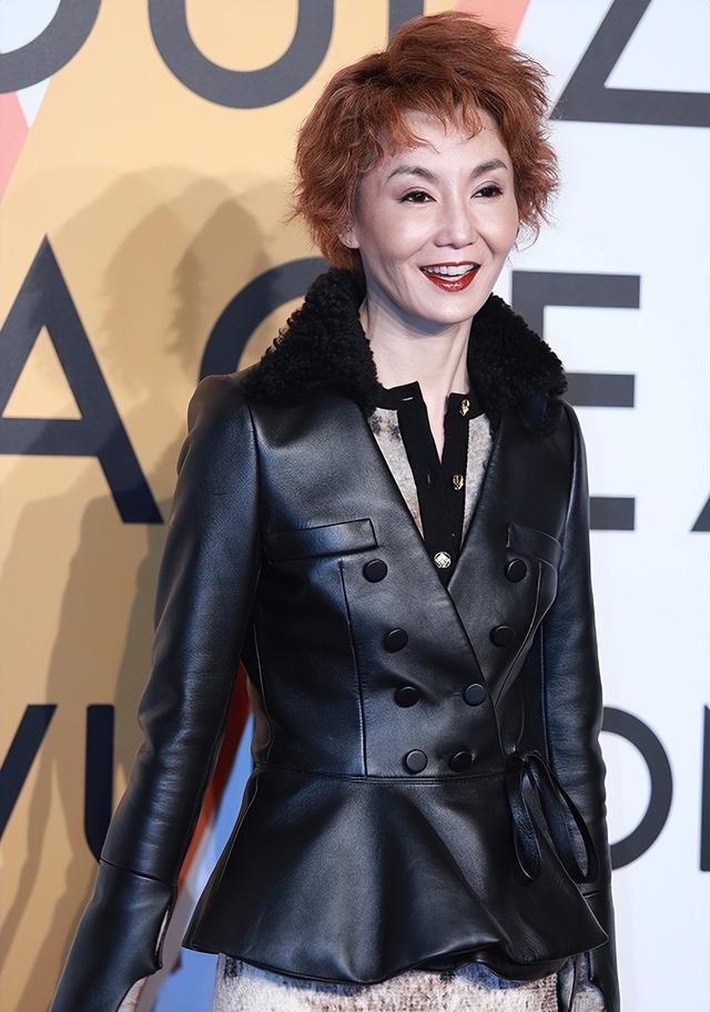 张曼玉低调看展被认出,无滤镜素颜曝光60岁真实状态,瘦成纸片人