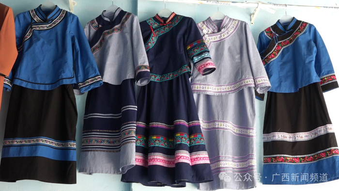 伴着节奏感十足的踏板声,图案精美,花纹别致的壮家土布跃然眼前,经纬