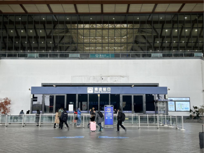 （南广场一楼进站口）