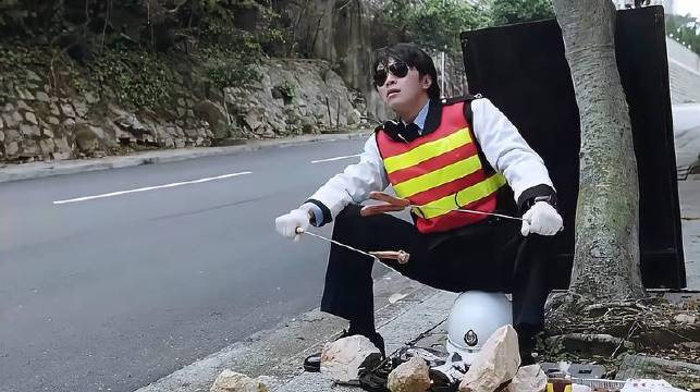 星爷可真潇洒,坐在路边烧烤,小日子过得真不错