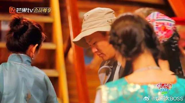 热巴照顾妹妹,贴心夹菜,结果太逗!