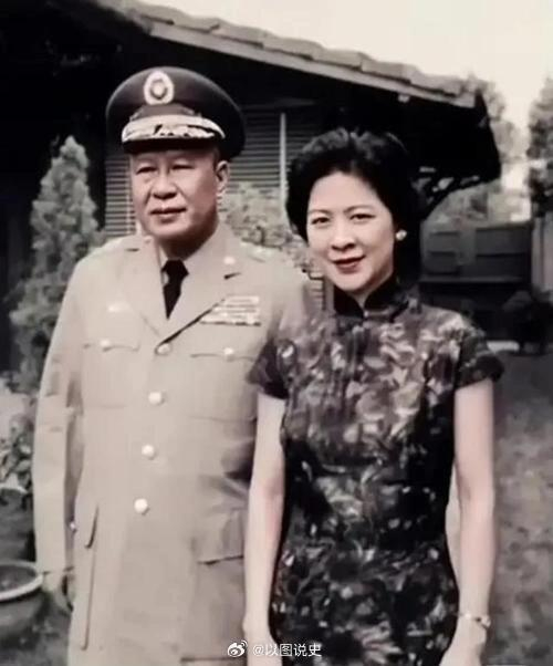 1965年,台北,白崇禧与大女儿白先智在松江路家中的合影…|白崇禧_新浪