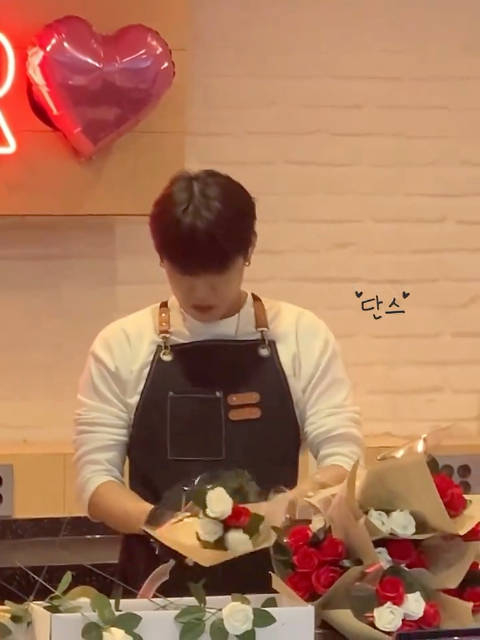 朴佑镇超话朴佑镇solo出道一周年┇视频┇240331makestar特别活动