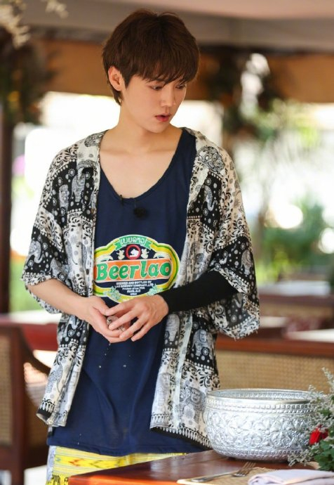 鹿晗老挝写真 很夏天很男大的感觉|老挝|鹿晗|写真_新浪新闻