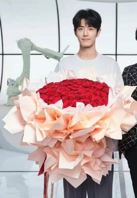 工作人员送肖战99朵玫瑰,我也想要