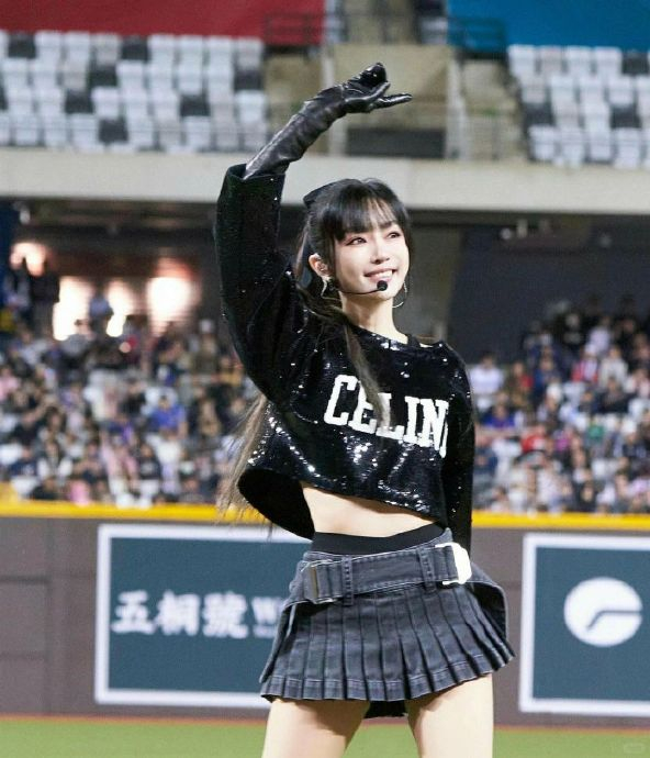 不止是意难忘婷婷,50岁姐姐谢金燕去浪5了 1974年12月 一点看不出奔5
