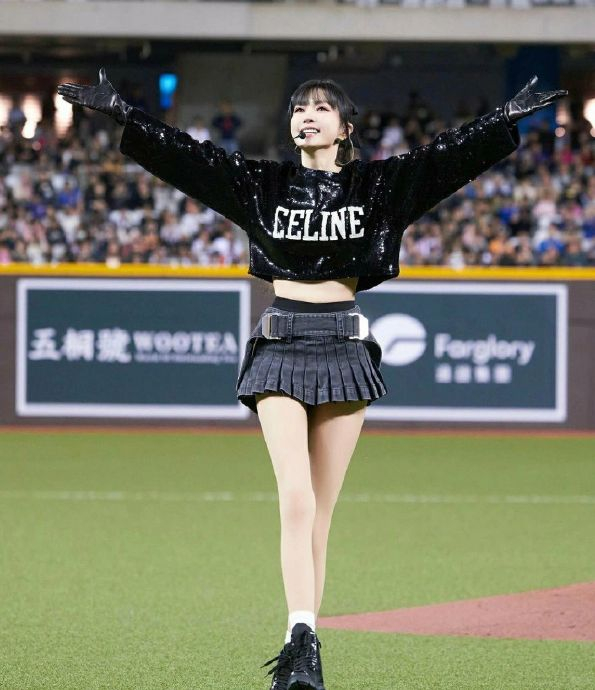 不止是意难忘婷婷,50岁姐姐谢金燕去浪5了 1974年12月 一点看不出奔5