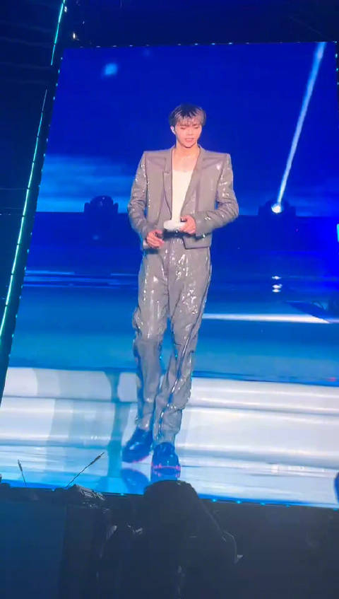 陈立农新歌《这晚风》真的是一如既往的好听,现场