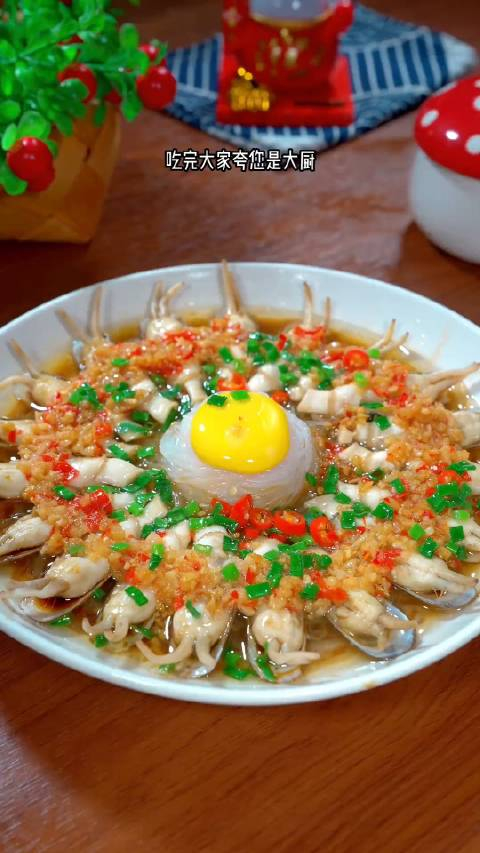 现在正是蛏子肥美的季节做一道这样的蒜蓉粉丝蒸蛏子蒜香入味