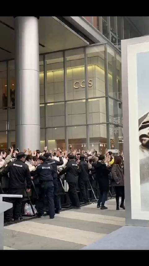 彭于晏帅气现身长沙
