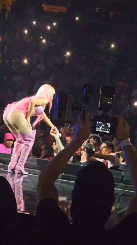 nickiminaj总能找到众多粉丝中歌声最惊艳的那个然后把话筒递给他