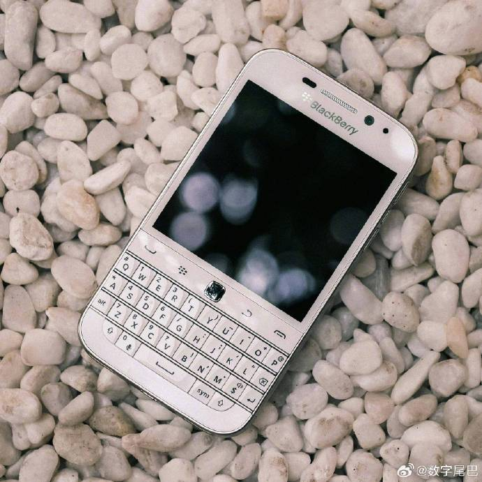 当时真的很迷恋黑莓,全键盘操控,人群中一出手就是最靓的仔|黑莓_新浪