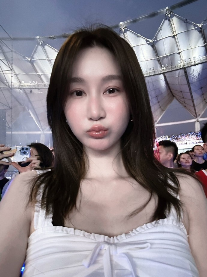 周鹏妻子晒近照:希望每个月都可以这么勤快发照片记录生活|周鹏|男篮