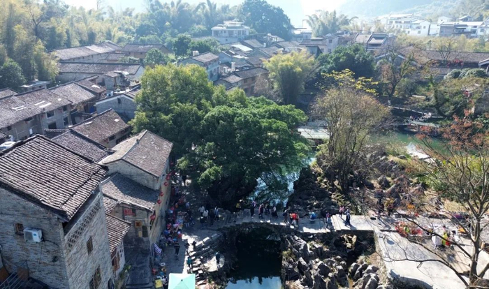 资料图：游客在游览昭平县黄姚古镇带龙桥。通讯员 廖祖平 摄