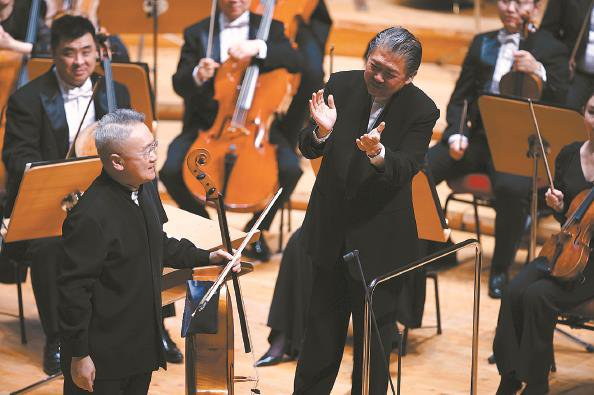             余隆（右）和王健在昨晚的演出现场          