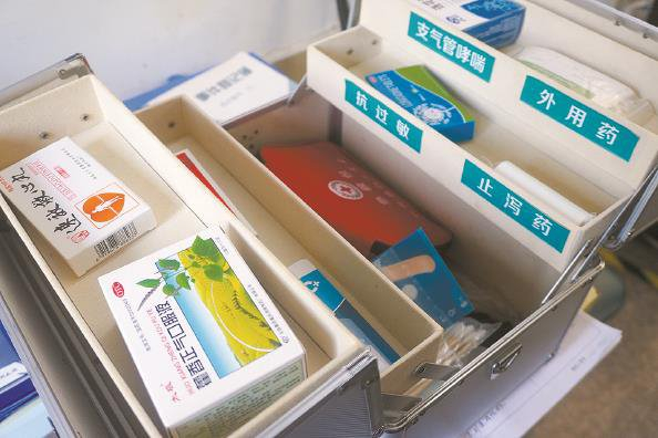             平安屋内配置的药箱  陈佳琳  摄          