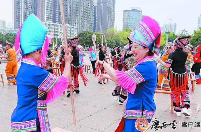 3月27日，河池市金城江区文化馆组织文艺爱好者排演国家级非遗项目“壮族打扁担”，喜迎“广西三月三”。高东风 摄