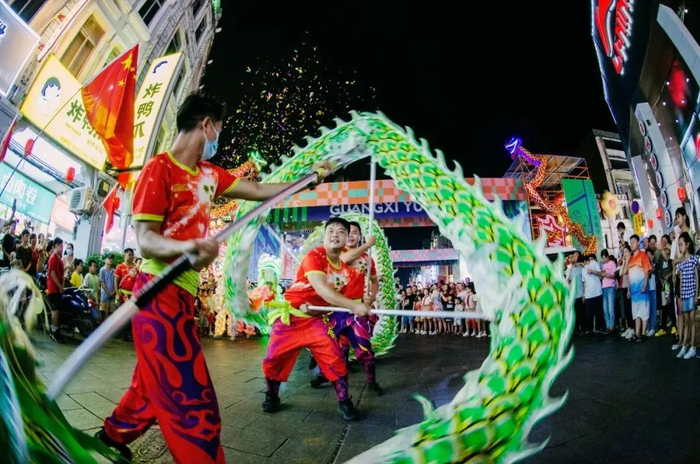 极具视觉冲击力的“龙游·玉林”夜光快闪秀，吸引众多市民、游客到场观看。记者 王耀前（图源：玉林发布）