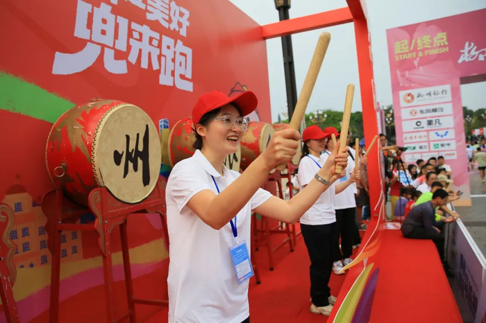 3万人会聚最美"赞"道,这个"柳州仔"再次出圈|马拉松_新浪新闻