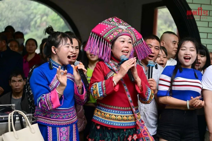 广西山歌王、网络红人郭秀莲（中）在鱼峰公园唱山歌。图源：柳州1号