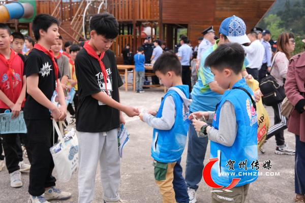 澳门青少年学生到贺州市参与警民关系交流互动活动