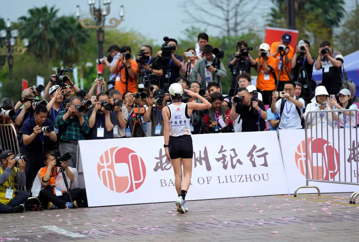 3万人会聚最美"赞"道,这个"柳州仔"再次出圈|马拉松_新浪新闻
