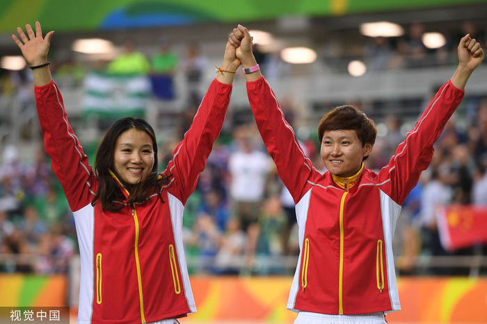 2016里约奥运会：场地自行车女子团体竞速赛 宫金杰、钟天使摘得金牌 / 视觉中国
