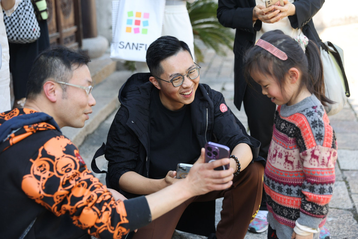 朵云书院·枫泾店举行的“跟着丁悚学摄影——亲子摄影讲座”上，国家高级摄影师陶平教小朋友如何拍出一张好看的照片