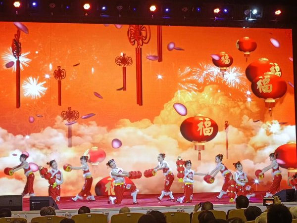 本市老艺术家老干部与孤独症孩子同台演出星心相融