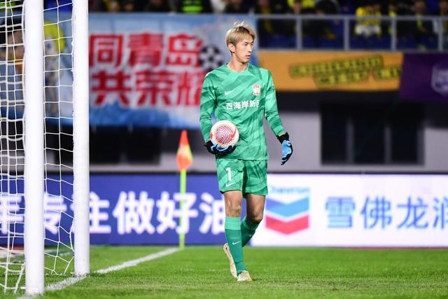首先,青岛西海岸在门将位置还引进了吴龑和石笑天两位国门级强援.