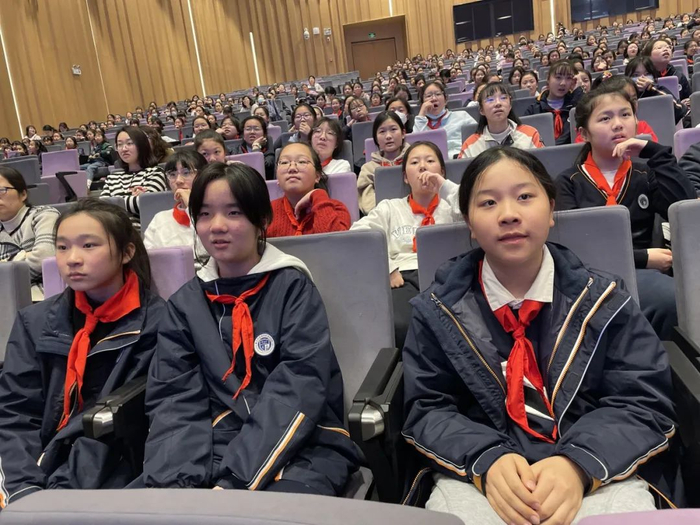 【校园新闻】"成长有秘密,青春不烦恼" 青春期公益讲座走进南京外国语