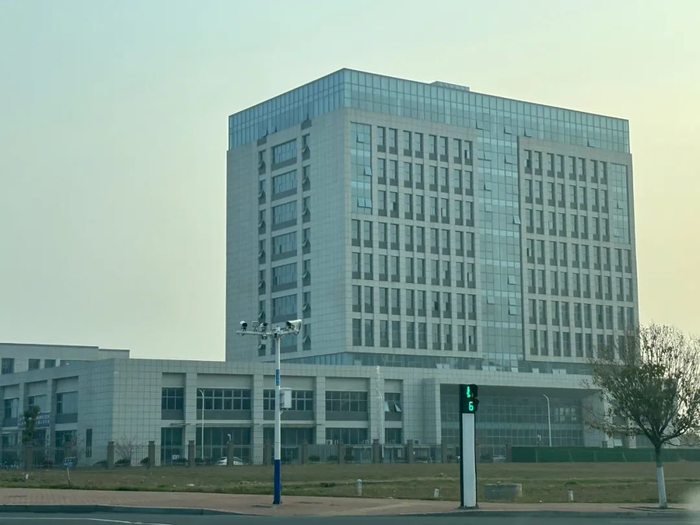 5亿元东接保西路,毗邻岳家湖公园西南方向西邻众兴