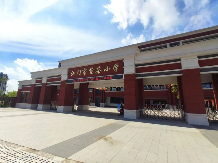 坚定不移推进高质量发展,各项工作取得新成效:新改扩建学校和幼儿园16