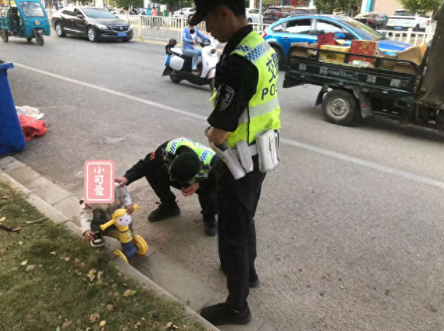 萌娃独自开车上路幸亏