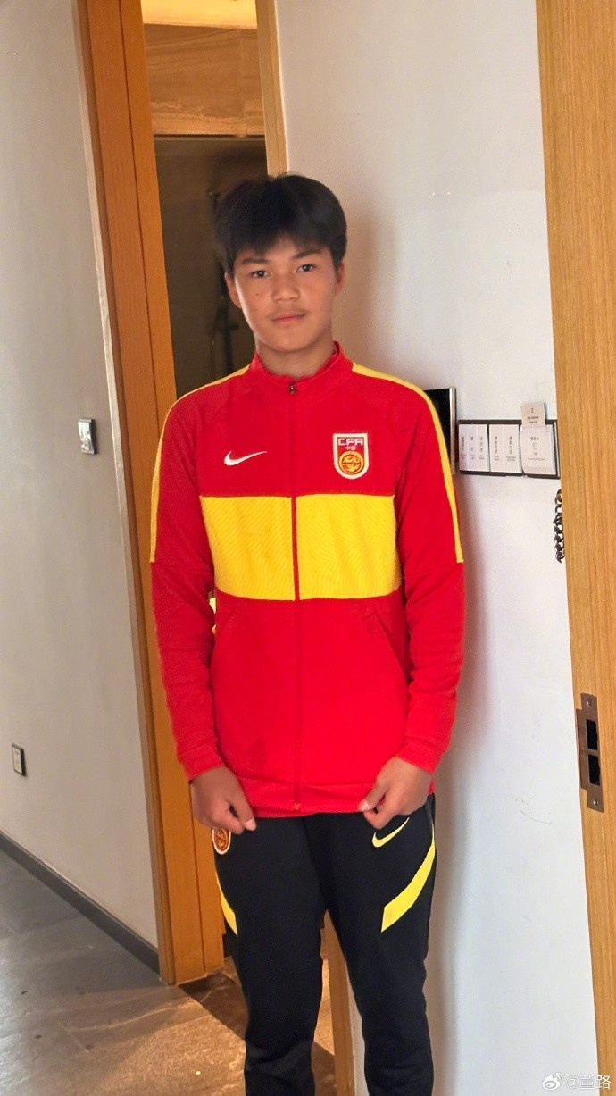 祝贺！刘凯源成为第一位穿上国字号队服的中国足球小将|董路|中国_新浪新闻