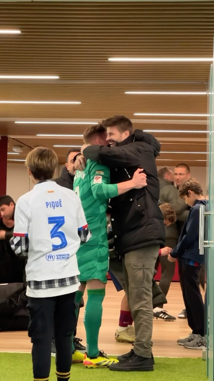 皮克现场观战巴萨比赛,与哈维,特尔施特根等人拥抱|杰拉德·皮克