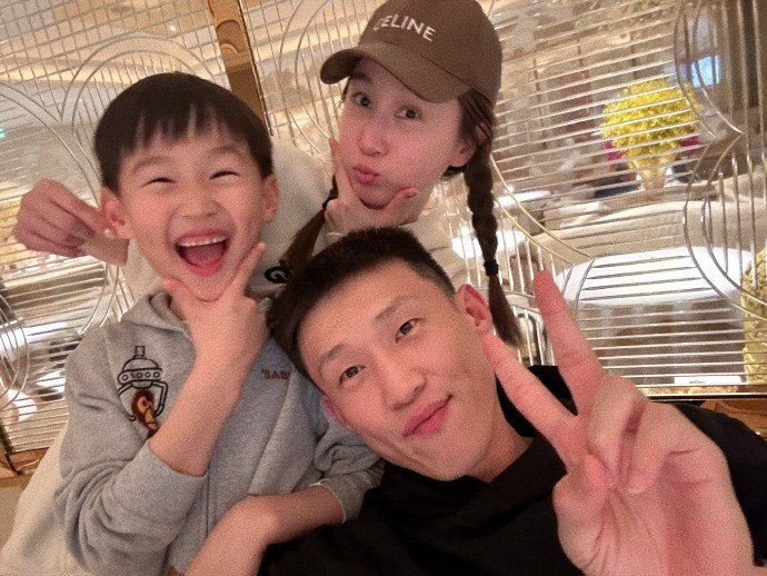 周鹏妻子晒近照:希望每个月都可以这么勤快发照片记录生活|周鹏|男篮