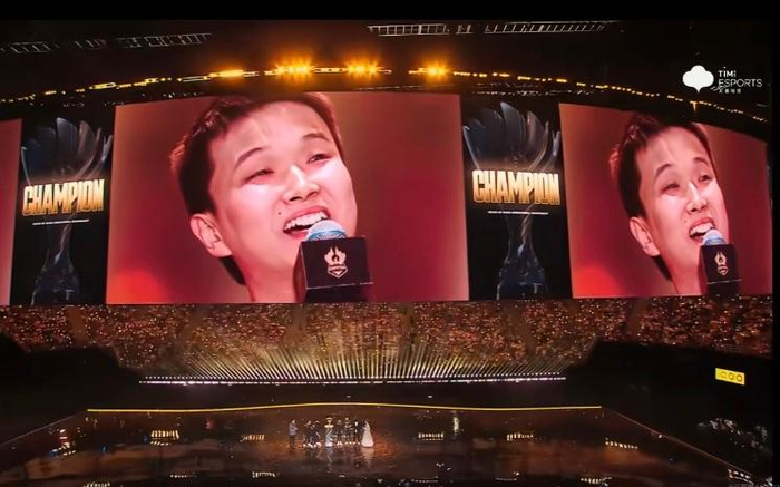 拿到转辅助后的首个冠军，陈正正泪洒现场。  视频截图