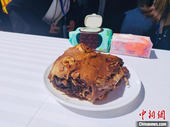 青海德令哈举行"吃羊头大赛"|青海|图图_新浪新闻