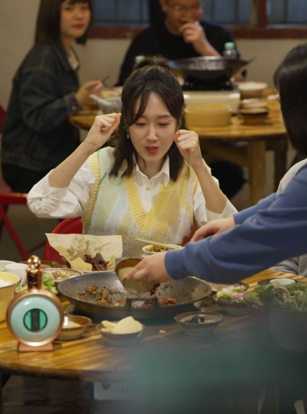 跟着主持人王嘉宁,演员王耀庆打卡同款美食路线|央视|贵阳市|三餐四季